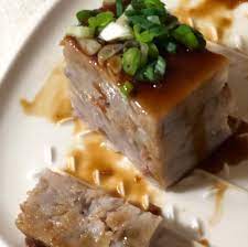 芋頭跪 在來米605g 泡4hr 以上 水600ml 打米漿用 芋頭900g 取1 3切丁其餘刨絲 水1200ml 煮芋頭用 鹽適量白胡椒適量油蔥酥適量樹薯粉