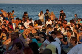 Vicky sava (backing vocals), darius neagu (tobe), kerezsi csongor (chitară bas), cantemir neacşu (chitară electrică), mugurel coman (clape), dan teodorescu (voce, chitară acustică). Fotografii Festival Folk You Editia Ix Florian Pittis Vama Veche