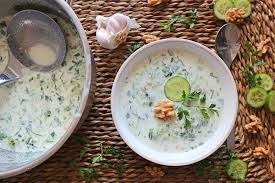 Die Gurkensuppe Tarator Kommt Aus Der Bulgarischen Kuche Sie Wird Mit Joghurt Und Frischem Gemuse Vor Allem Mit Gurken Zubereitet Da Die Gurkensuppe Ricette