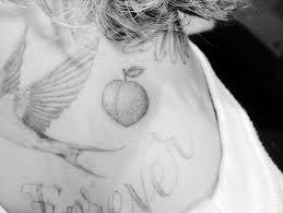 Though nowhere near as obvious as her husband justin, hailey bieber has a very clear penchant for tattoos too. Cute Couple Alert Hailey And Justin Bieber Get Matching Peach Tattoos Us Weekly Oltnews