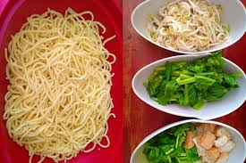Mie kuah, literally noodle soup, or also known as mie rebus/mi rebus (indonesian spelling) or mee rebus (malaysian and singaporean spelling), literally boiled noodles, is an indonesian noodle soup dish. Resepi Mee Rebus Pilihan Ramai Iluminasi