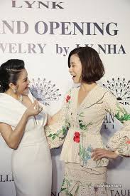 Để kỷ niệm chuyến thăm đầu tiên của xa thi mạn tại việt nam, lý nhã kỳ tặng người bạn thân đôi hoa tai kim cương. Xa Thi Máº¡n Ly Nha Ká»³ La NgÆ°á»i Ráº¥t Ä'áº·c Biá»‡t Ngoi Sao