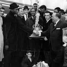 Les Hunter, Loyola's 'Game of Change' and national championship star, dies  at 77: 'The Loyola family has lost a true legend'