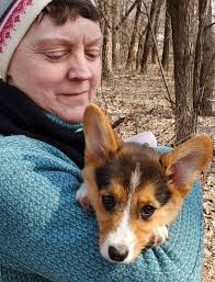 Hildegard disapproves of uncrossed legs while napping 😴