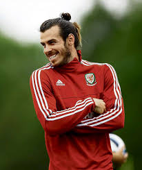 Fußballer frisuren gareth bale trend haare frisuren. Irrer Waliser Bale Bringt Eigenen Em Friseur Mit Fussball Bild De