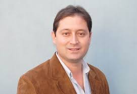 El intendente de lincoln, salvador serenal (juntos por el cambio), fue trasladado por una complicación de su cuadro de coronavirus a una clínica privada de otro partido, pero como le pidieron que llevara su propio respirador, el mandatario tomó uno de los nueve equipos que tienen en el hospital municipal. Lincoln Otra Vez El Intendente Complicado Semanario Extra