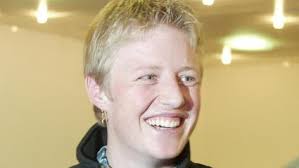 HOCH-YBRIG: Ex-Skirennfahrerin fährt Polizisten davon