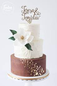 Dreistockige Hochzeitstorte Mit Buttercreme Blattgold Magnolie Aus Zucker Und Cake Topper Dreistockige Torte Kuchen Ideen Hochzeitstorte
