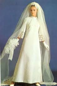 Per questo motivo tante spose si affidano al nostro si propongono anche come modelli dal look gitano ma al tempo stesso estremamente raffinato, che ricorda molto la moda degli anni '70. 240 Idee Su Sposa Anni 70 Nel 2021 Sposa Anni 70 Abiti Di Matrimonio Vintage