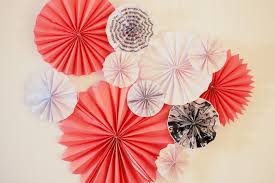 Alte flaschen als diy deko deko selber machen. Diy Papier Rosetten Papierfacher Selber Basteln Partystories Blog