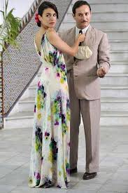 El Tiempo Entre Costuras Sigue Imparable En La Noche De Los Lunes Tiempo Entre Costuras Fashion Tv Vestidos Vintage