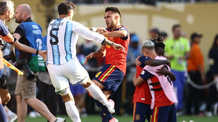 Se da a conocer la sanción prevista para Paredes tras los incidentes de la  final del Mundial | Goal.com Espana