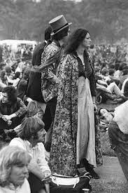 Peace Love And Freedom Pictures Of Hippie Fashions From The Late 1960s To 1970s Woodstock Hippies Woodstock 1969 Woodstock