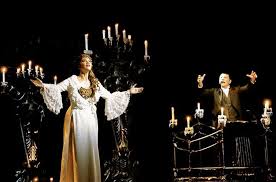 The phantom soon introduces himself as maestro and decides to take christine under his wing, training her voice himself. El Fantasma De La Opera Londres Comprar Entradas 2020
