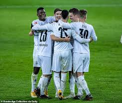 Sie wirken zudem wenig eingespielt, viele pässe landen leicht. Borussia Monchengladbach 3 2 Bayern Munich Shock Defeat For League Leaders Daily Mail Online