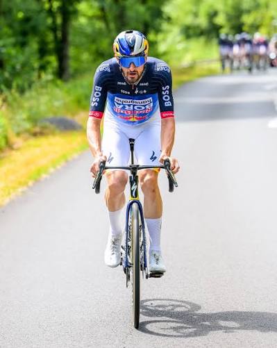What a reception for Julian Alaphilippe as he's greeted by the crowd in Lille at the Tour de France team presentation! 🙌 #cycling #roadcycling #TourDeFrance