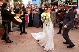Esta la puedes usar para cuando los novios hagan su entrada al salon de baile, o para que la bailen (no es vals,y es instrumental) matrimonio de amor y es a piano de. Te Imaginas Tu Vals De Boda Con Canciones Mexicanas Mira La Lista Y Considerarlo
