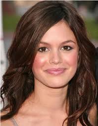 How To Pick Hair Colors For Pale Skin Pale Skin Hair Color Chestnut Brown Hair Hair Color Pictures
