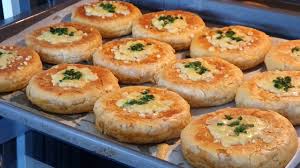 مطبخ بسطيلات صغيرة بعجينة البيضة وحشوة الدجاج او السمك Food Diy Food Recipes Indian Dessert Recipes