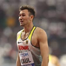 Ein junger fan, gerade noch klein genug, um unter den absperrbändern hindurch. Leichtathletik Niklas Kaul Vor Olympia 2020 In Tokio Ohne Druck