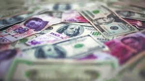 Peso mexicano avanza levemente y se aferra a la zona debajo de 17 por dólar