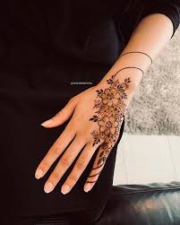 21 Henna Hand Designs That Are A Work Of Art In 2020 Henna Tattoo Designs Simple Henna Tattoo Designs Simple Henna Tattoo