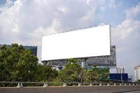 Grandes outdoors vazios ao longo das rodovias da cidade no fundo de um céu  azul com belas nuvens podem ser usados para exibição de produtos Cartazes  de publicidade ao ar livre para