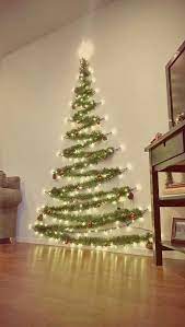 Nah, bicara soal dekorasi, pohon natal termasuk satu item wajib yang harus ada saat natal. Kumpulan Ide Dekorasi Pohon Natal Pada Dinding Tondanoweb Com