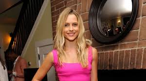 Elle a été engagée mais n'a pas rejoint la distribution par la suite à cause d'un conflit d'emploi du temps. Celebrity Look Of The Day Teresa Palmer Sizzles In Hot Pink Teen Vogue