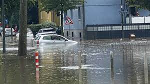 In nrw können sich heute gebietsweise etwas stärkere gewitter entwickelt, die auch zum teil unwetterartig ausfallen können. Uberflutete Strassen Und Keller Unwetter Ziehen Uber Nrw The Weather Channel Artikel Von The Weather Channel Weather Com
