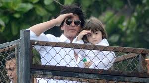 Король индийского кино, сайт шахрукх кхана, шахрукх кхан, shah rukh khan, шахрух хан, шах рукх хан, shahrukh khan, шарукх кхан, официальный, сайт. Biasa Tampil Imut Abram Anak Shahrukh Khan Foto Selfie Seram