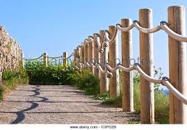 Http L7 Alamy Com Zooms E99569f31ee54158b022c2e1e0b988fc Pathway With Wood Post And Thick Rope Fence Taken At Saint Mathi Seilzaun Zaun Garten Bauernhof Zaun