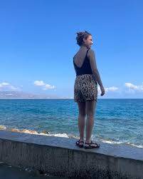 Los últimos recuerdos de un viaje precioso. ❤️GRACIAS A: @arturo.martinez.s  @maricarmen150114 @danamelissamartinez La fortuna de tenerlos como familia.  1. Playa 2. Familia juntitos 3. De fondo Santorini 4. Junto a la preciosa