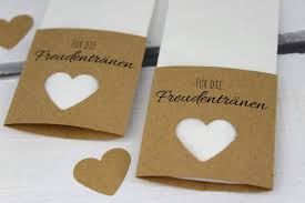 Denn hier benötigen sie keinerlei grafische vorkenntnisse, um am ende eine wirklich schöne. Diy Taschentucher Fur Freudentranen Zur Hochzeit Einfach Selber Machen