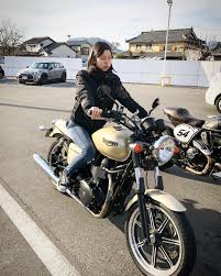 嫁のバイクに跨る娘 早く免許取って一緒にツーリングに行こうネ ducati ducatiscrambler ducatistagram motorcycle moped vehicles