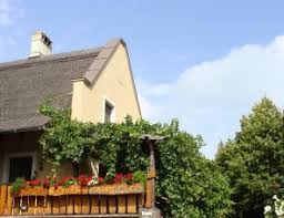 A védetté nyilvánított temetőjében található több mint. Balatonudvari Kornyeki Szallasok Szallaskeres Hu