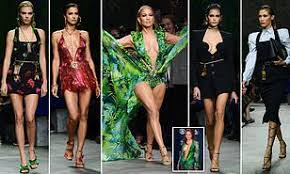 J.lo closed the runway at versace's spring 2020 show, wearing a reimagined version of her iconic plunging versace dress from the 2000 grammys. Jennifer Lopez Her Iconic Grammys Outfit At Versace Show During Milan Fashion Week Daily Mail Online