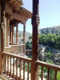 Las casas colgadas, son uno de los edificios más emblemáticos de la ciudad de cuenca, de origen y traza medieval, que exhiben sus balconadas de madera. Las 15 Mejores Imagenes De Casas Colgadas Casas Paisajes De Espana Y Viajar Por Espana