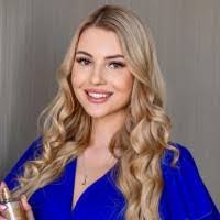 Andrea Hofmeier's Instagram, Twitter & Facebook