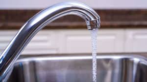 Il rubinetto a muro generalmente utilizzato per il carico dell'acqua della lavatrice quando è aperto perde dalla manovella. Canna Del Lavello Come Scegliere
