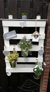 15 Beautiful Do It Yourself Pallet Gardens That You Re Sure To Love Paletten Garten Dekorieren Diy Paletten