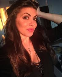 L'annuncio bellissima e molto sensibile, con un passato familiare segnato dal dolore per la prematura scomparsa della sorella. Flora Canto A Due Mesi Dal Parto Lancia Una Sfida Il Gossip Di Oggi