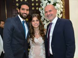 تعيش يليز بسعادة مع شقيقها أحمد، الذي كانت عزيزة جدا. ØµÙˆØ± Ø¹Ù‚Ø¯ Ù‚Ø±Ø§Ù† Ø±Ø¬Ù„ Ø§Ù„Ø£Ø¹Ù…Ø§Ù„ Ø¥Ø³Ù„Ø§Ù… Ø®Ø§Ù„Ø¯ ÙˆÙ…Ø±ÙŠÙ… Ù‚ÙˆØ±Ø© Ø¨Ø­Ø¶ÙˆØ± Ù†Ø¬ÙˆÙ… Ø§Ù„ÙÙ† ÙˆØ§Ù„Ù…Ø¬ØªÙ…Ø¹ Ø¹ÙŠÙ†