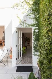 Garden Visit Spanish Colonial Style Made Modern In La Gardenista Jardins Piscines Modernes Architecture Coloniale Espagnole
