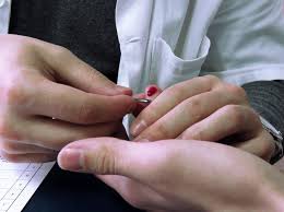 Kanker kulit tumbuh di kulit yang terpapar matahari, termasuk di kulit kepala, wajah, bibir, telinga, leher, dada, lengan dan tangan, dan di kaki pada wanita. Saran Dokter Agar Tak Terkecoh Layanan Cek Darah Keliling