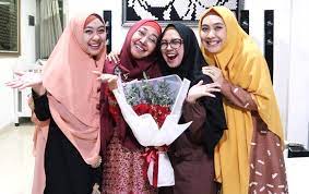 Kabar tersebut oki sampaikan melalui unggahan di media sosial instagram miliknya. Ngaku Kecewa Ria Ricis Kritik Pelayanan Tak Ramah Toko Perhiasan Ternama