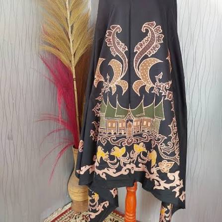 Proses pembuatan batik tulis khas Pariangan dengan pewarna ampas kopi