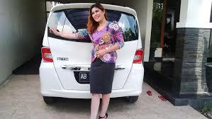 Aku tidak memakai kaca mata. Mengenal Lebih Dekat Wina Wanita Cantik Yang Ingin Jual Rumah Plus Isinya
