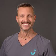 Nos dentistes du mois, 100% dédiés à vos sourires et ceux de vos enfants 💙  ✨Dr Daniel Bergeron ✨Dr Étienne Caron ✨Dre Aubri Marchand ✨Dre Voula  Genovezos