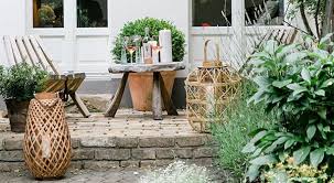 Ein schön gestalteter garten ermöglicht das sonnenbad im sommer und lädt bei schönem wetter zu mahlzeiten und einladende sitzecke am schwimmbad. Garten Sitzecke Gestalten Tipps Und Ideen Fur Den Lieblingsplatz Im Freien Freshouse